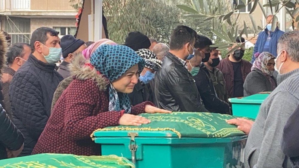 SON YOLCULUKLARINA UĞURLANDILAR: Manisa'da hayatları sonlanmış  bulunan 4 gençten geriye omuz omuza çekilmiş fotoğrafları kaldı (3)