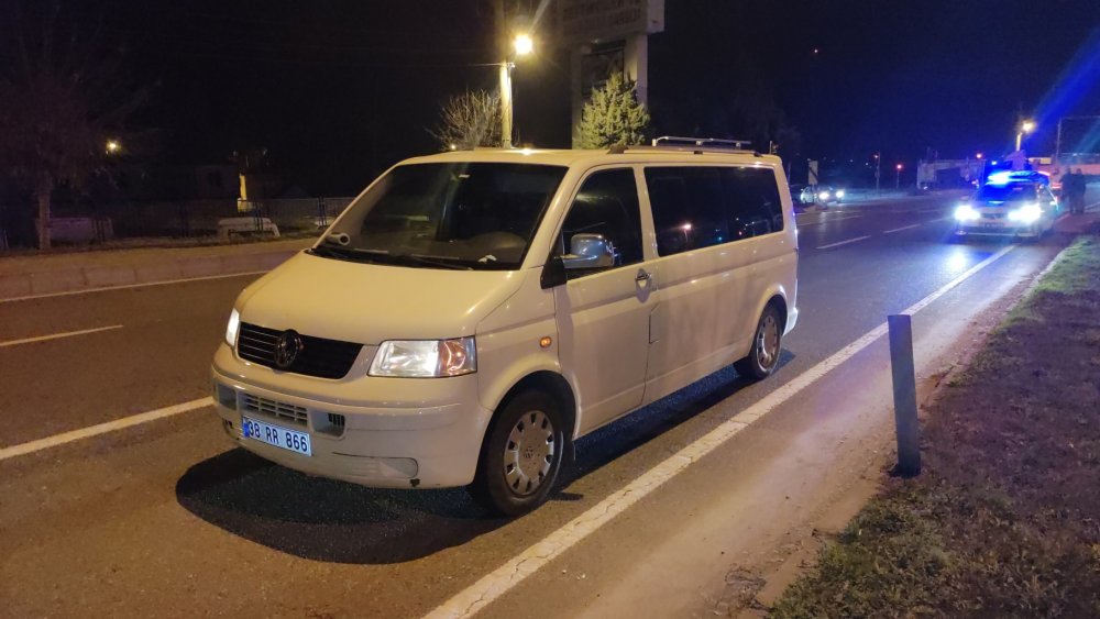 Yolun karşısına geçmek isteyen yayaya minibüs çarptı