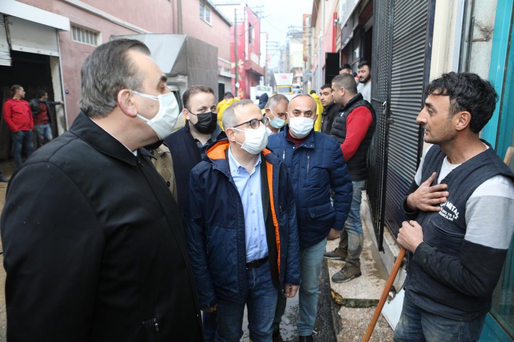 AK Parti heyeti sel felaketinin yaşandığı İzmir'de temaslarını sürdürdü