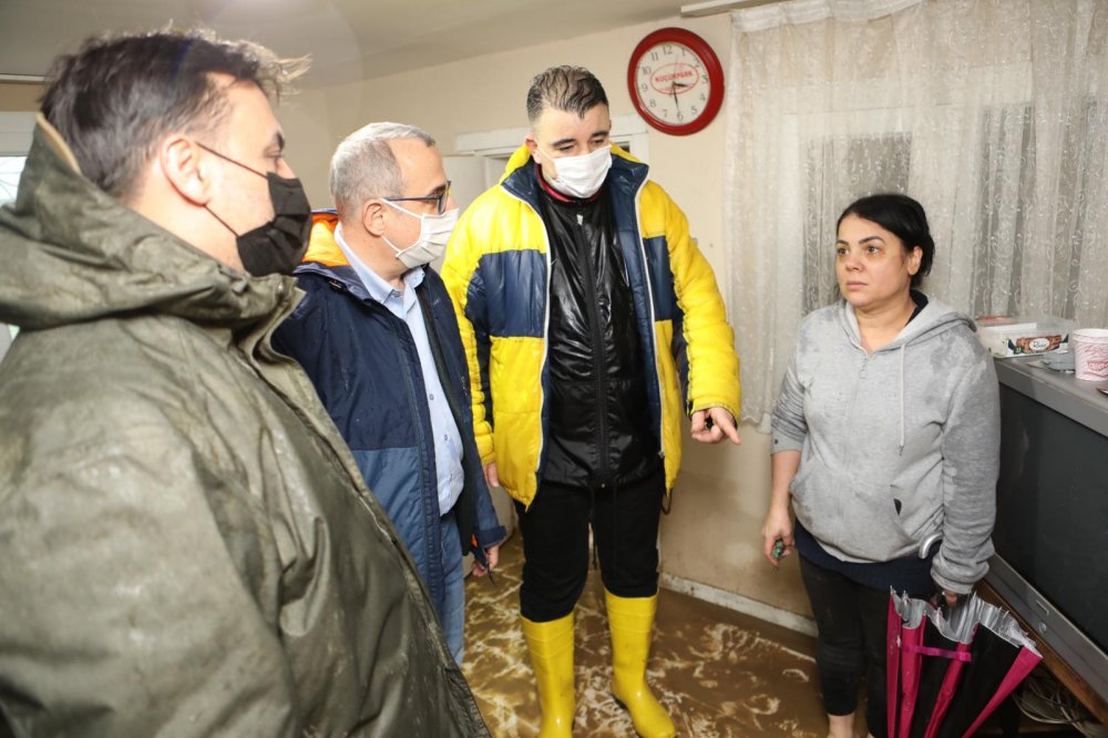 AK Parti heyeti sel felaketinin yaşandığı İzmir'de temaslarını sürdürdü