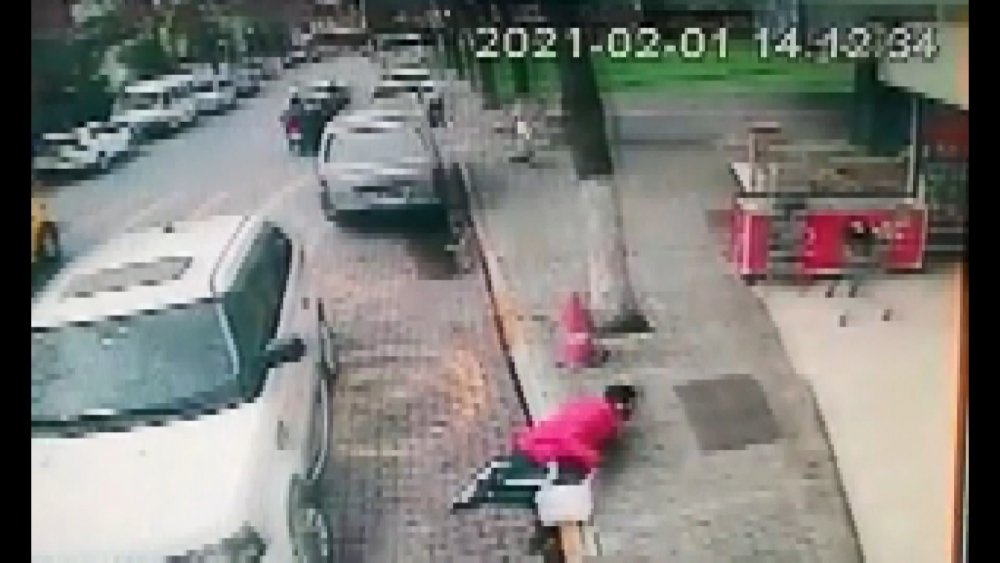 Avcılar'da iş adamına lüks cipine binerken silahlı saldırı; dehşet anları kamerada
