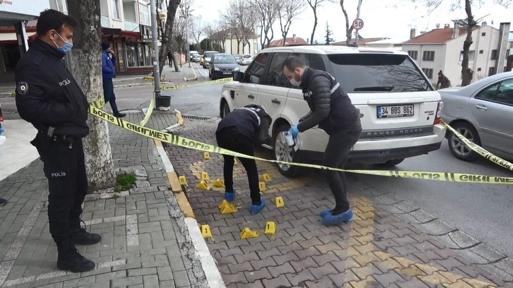 Avcılar'da iş adamına lüks cipine binerken silahlı saldırı; dehşet anları kamerada