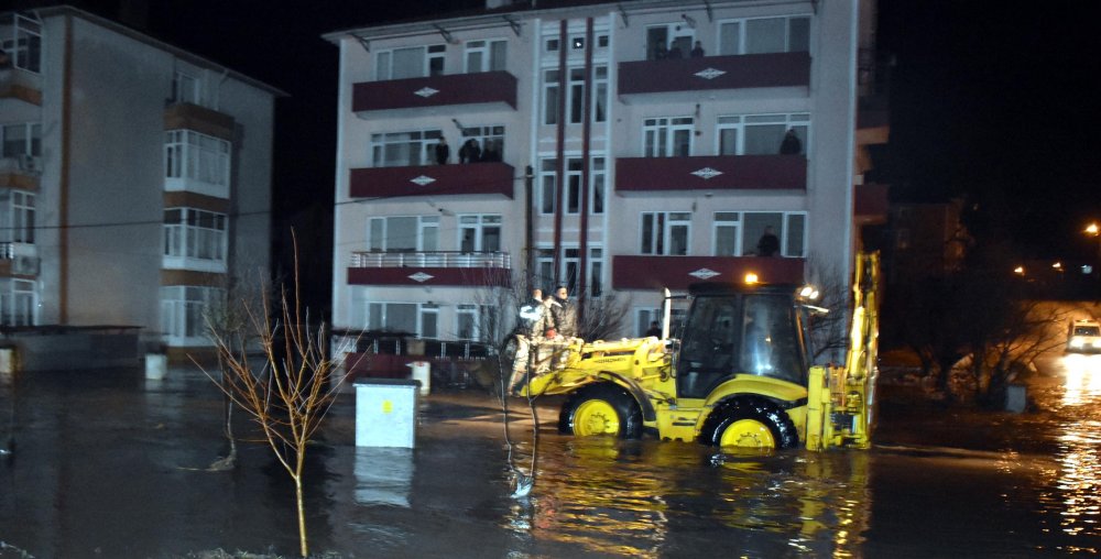 Babaeski’de dereler taştı, evlerde mahsur kalanlar kepçeyle kurtarılma görüntüleri