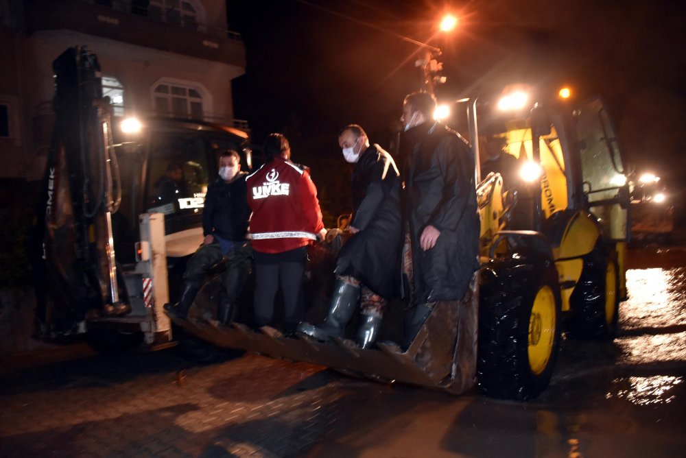 Babaeski’de dereler taştı, evlerde mahsur kalanlar kepçeyle kurtarılma görüntüleri