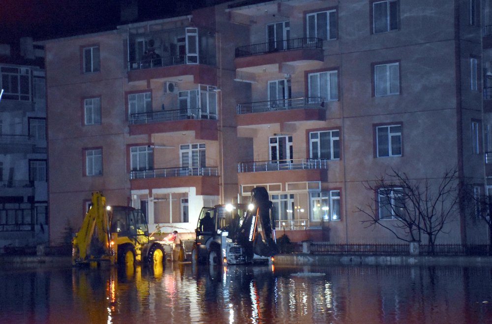 Babaeski’de dereler taştı, evlerde mahsur kalanlar kepçeyle kurtarılma görüntüleri