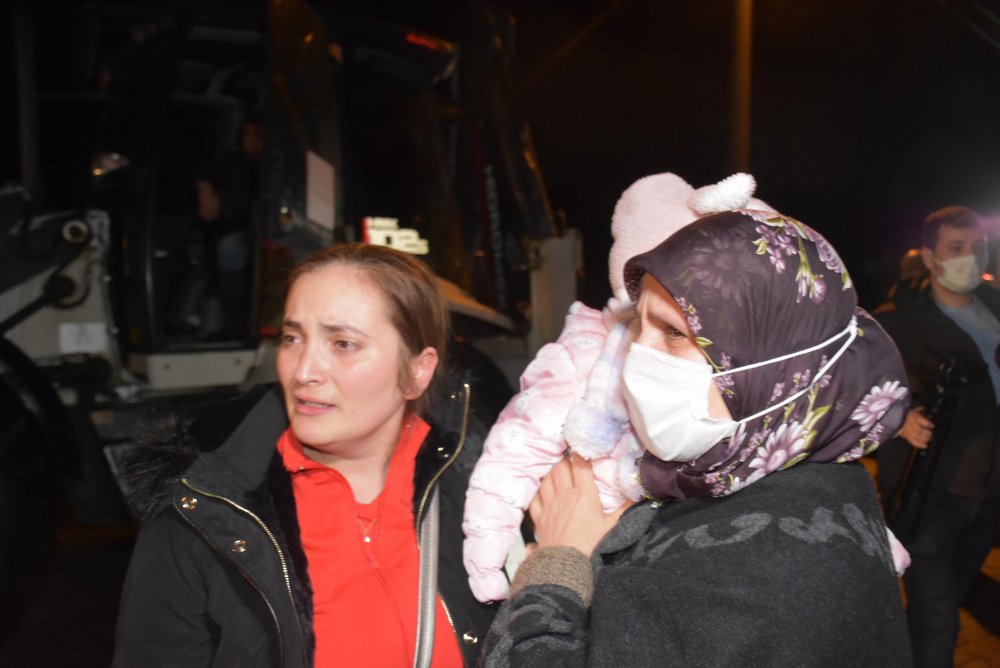 Babaeski’de dereler taştı, evlerde mahsur kalanlar kepçeyle kurtarılma görüntüleri