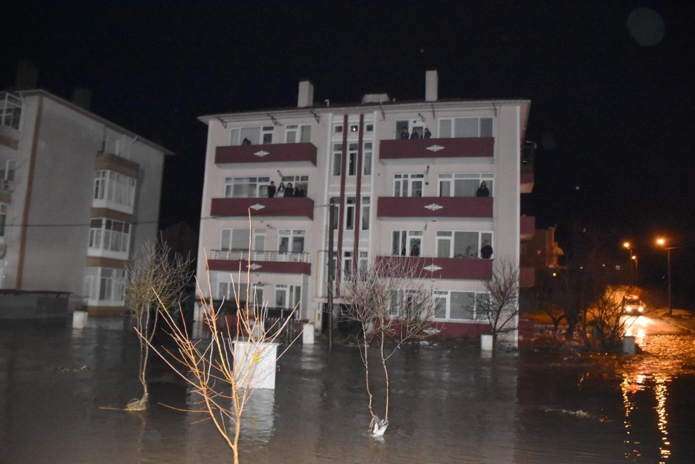 Babaeski’de dereler taştı, evlerde mahsur kalanlar kepçeyle kurtarılma görüntüleri