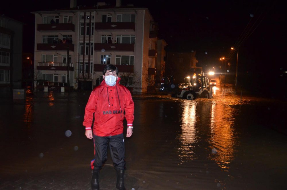 Babaeski’de dereler taştı, evlerde mahsur kalanlar kepçeyle kurtarılma görüntüleri