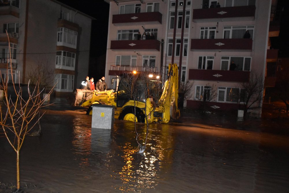 Babaeski’de dereler taştı, evlerde mahsur kalanlar kepçeyle kurtarılma görüntüleri