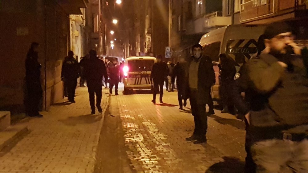 Balkonundan rastgele ateş ettiği içini kendisini ihbar eden kişiyi vurdu