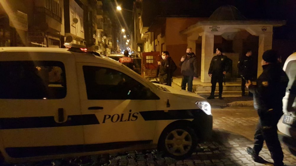 Balkonundan rastgele ateş ettiği içini kendisini ihbar eden kişiyi vurdu
