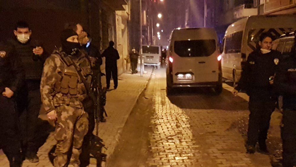Balkonundan rastgele ateş ettiği içini kendisini ihbar eden kişiyi vurdu