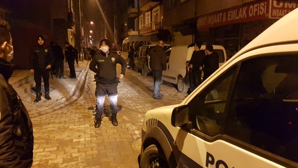 Balkonundan rastgele ateş ettiği içini kendisini ihbar eden kişiyi vurdu