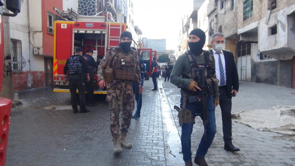 Bıçakla ailesini rehin alan şizofreni hastası, Özel Harekat polislerince etkisiz hale getirildi