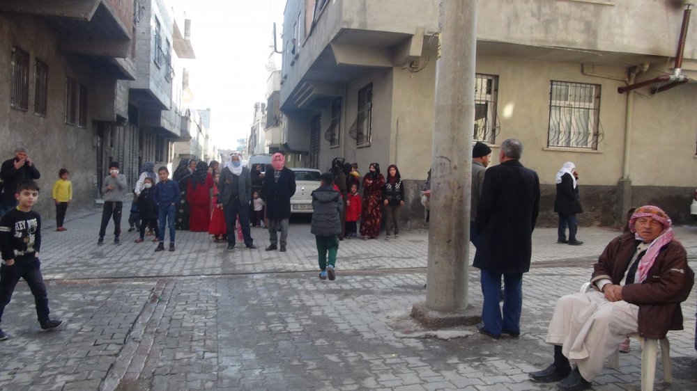 Bıçakla ailesini rehin alan şizofreni hastası, Özel Harekat polislerince etkisiz hale getirildi