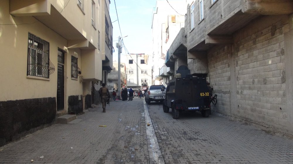 Bıçakla ailesini rehin alan şizofreni hastası, Özel Harekat polislerince etkisiz hale getirildi