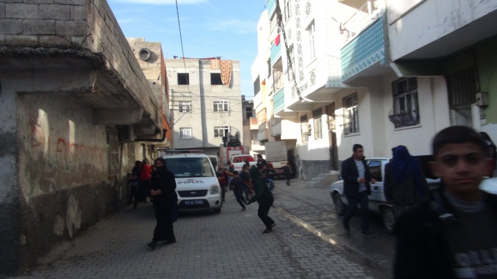 Bıçakla ailesini rehin alan şizofreni hastası, Özel Harekat polislerince etkisiz hale getirildi