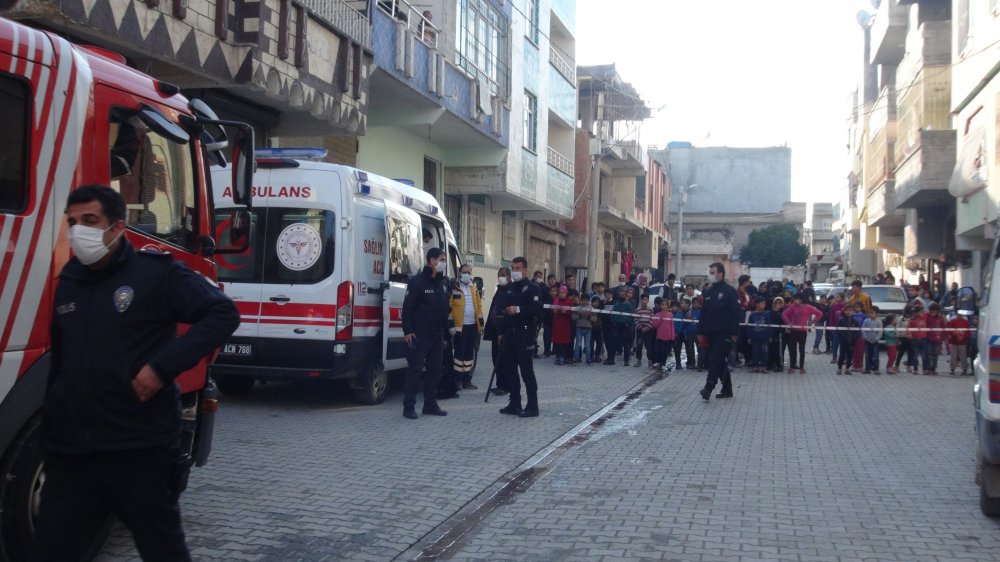 Bıçakla ailesini rehin alan şizofreni hastası, Özel Harekat polislerince etkisiz hale getirildi
