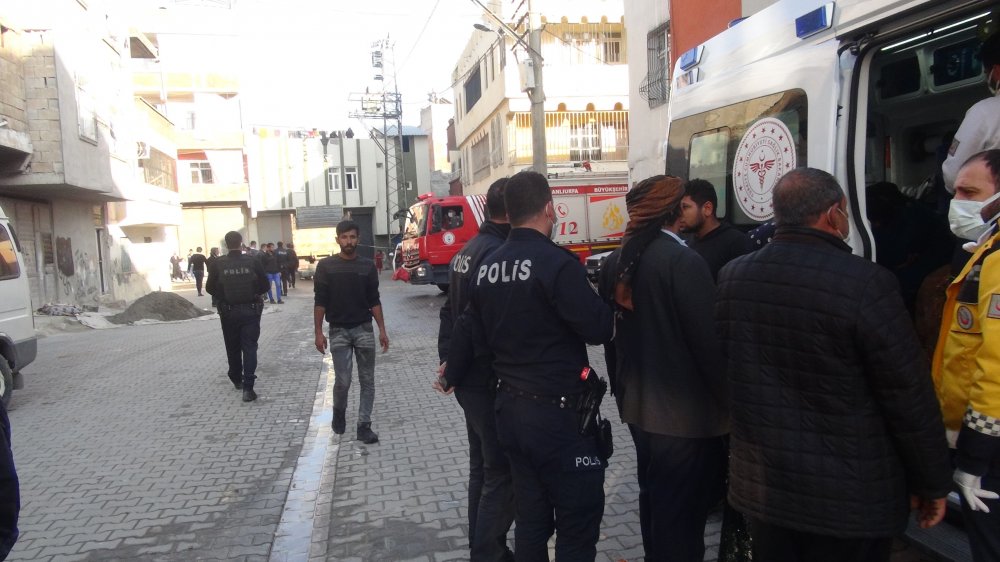 Bıçakla ailesini rehin alan şizofreni hastası, Özel Harekat polislerince etkisiz hale getirildi