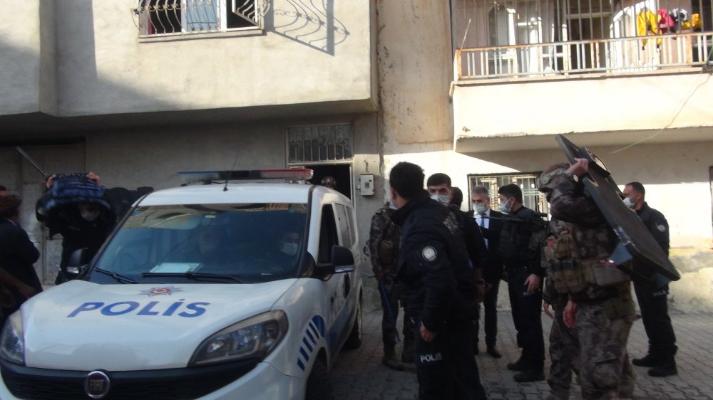 Bıçakla ailesini rehin alan şizofreni hastası, Özel Harekat polislerince etkisiz hale getirildi