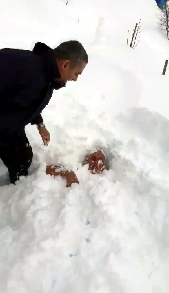 Biri kardan mezara kendisini gömdürdü, diğeri pencereden atlayıp kulaç attı
