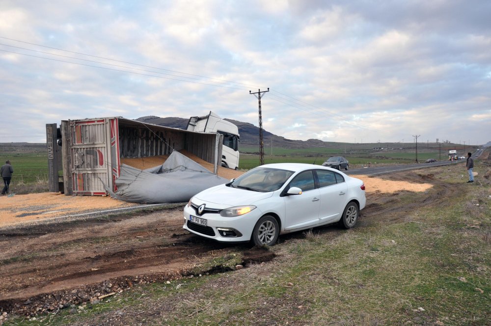 Derik'te devrilen TIR'daki tonlarca mısır, karayolunu trafiğe kapattı