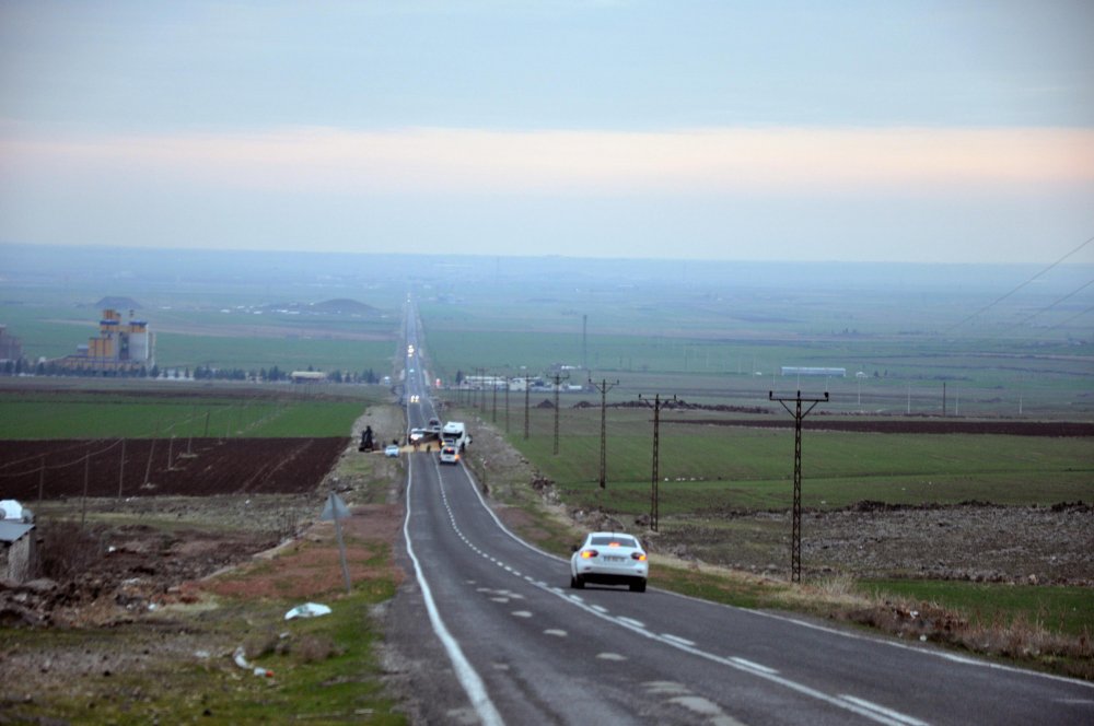 Derik'te devrilen TIR'daki tonlarca mısır, karayolunu trafiğe kapattı