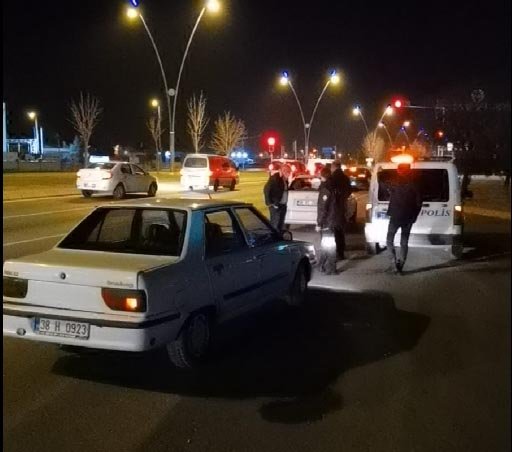 İki otomobil hırsızı çaldıkları araçla yakalandı