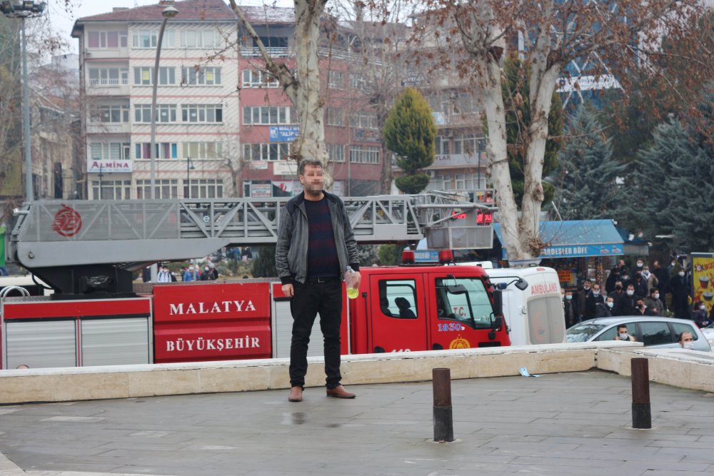 Kendini yakacağını söyleyen kişiyi polis ikna etti