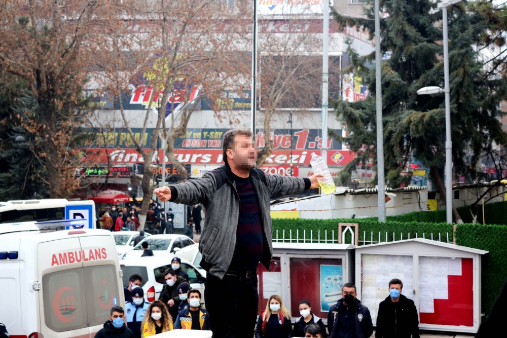 Kendini yakacağını söyleyen kişiyi polis ikna etti