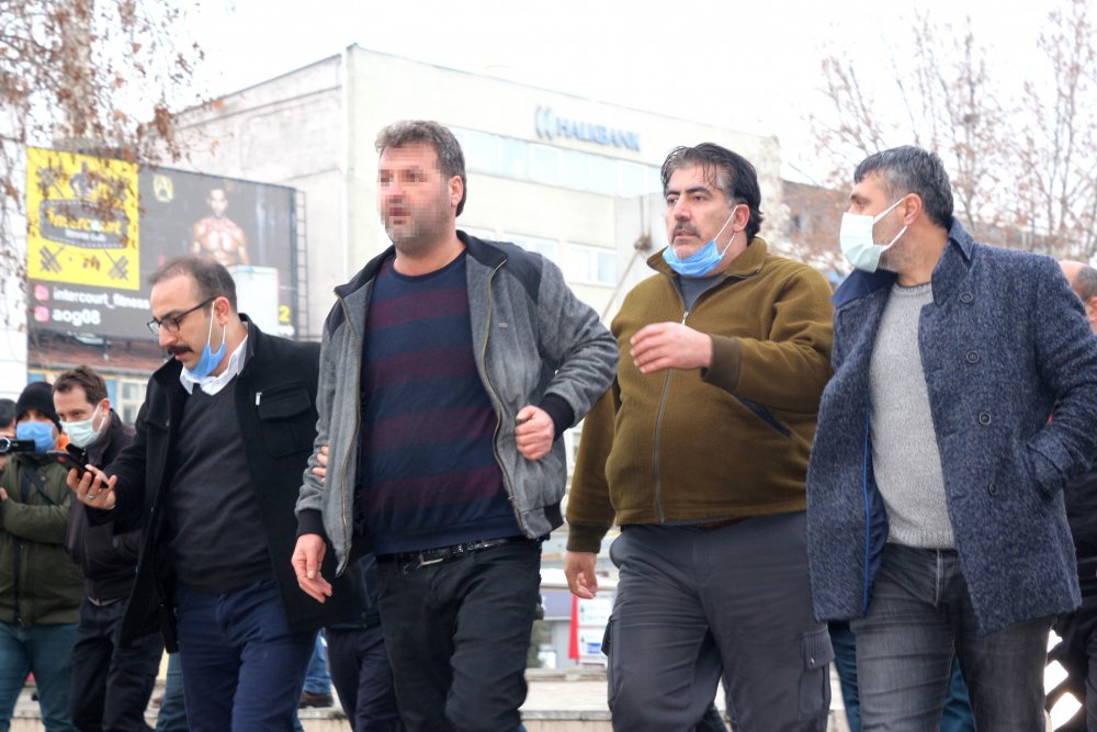 Kendini yakacağını söyleyen kişiyi polis ikna etti