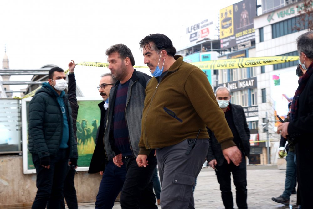 Kendini yakacağını söyleyen kişiyi polis ikna etti