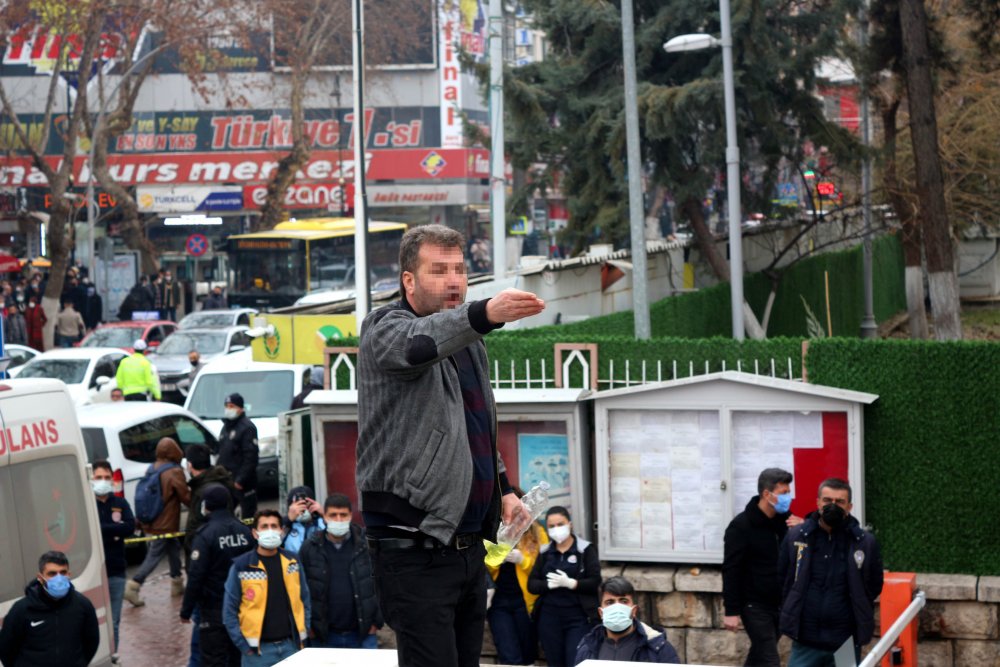Kendini yakacağını söyleyen kişiyi polis ikna etti