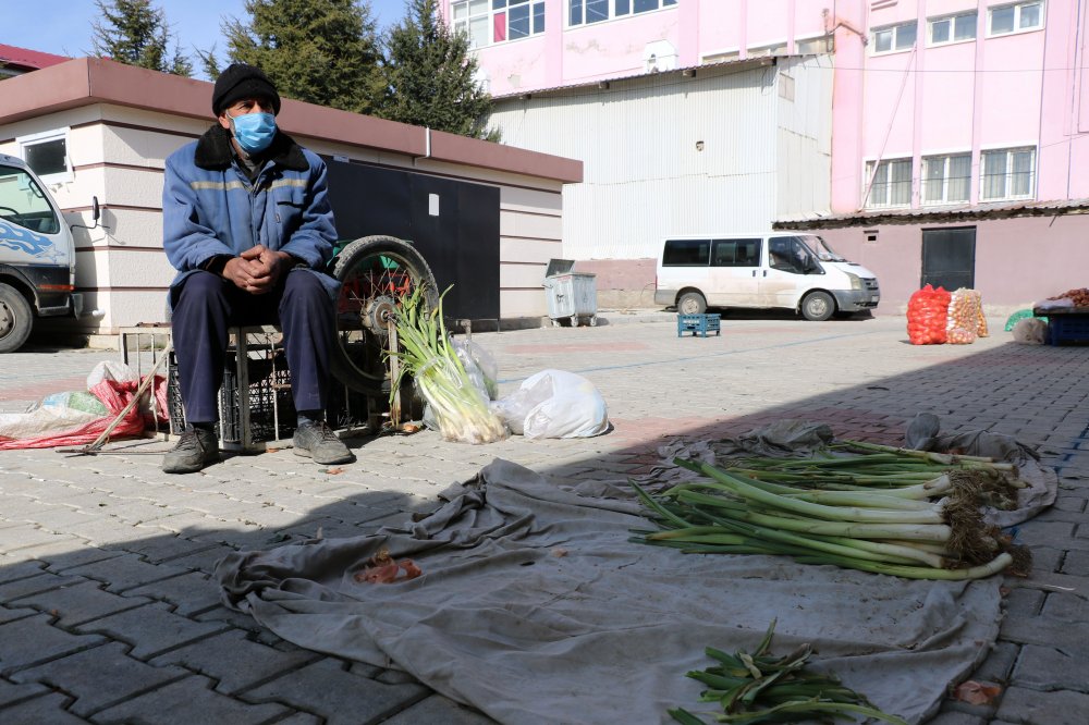 Kendisini hoca olarak tanıtıp 'Oğlunu iyileştireceğim' diyen kişiye 11 bin 500 lira kaptırdı