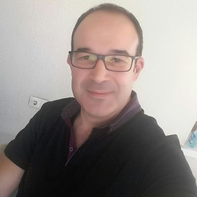 Otomobil bariyerlere saplandı: Profesör hayatını kaybetti  kızı yaralandı