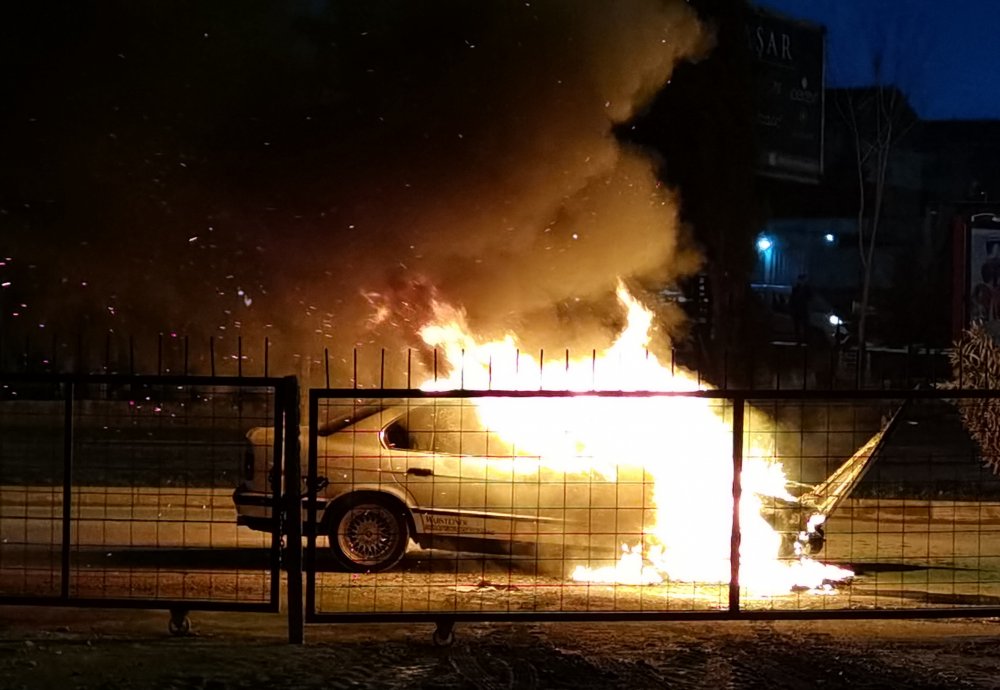 Seyir halindeki otomobil alev alev yandı