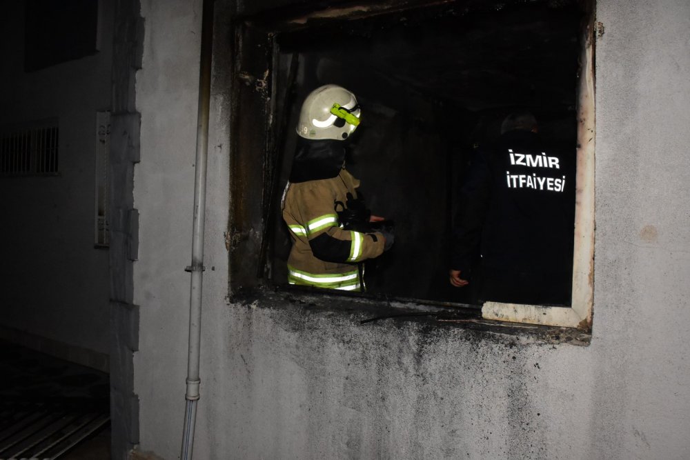 10 katlı apartmanın zemin katında çıkan yangında can pazarı yaşandı