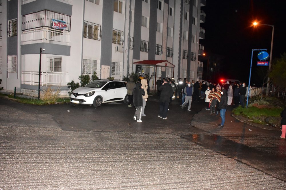 10 katlı apartmanın zemin katında çıkan yangında can pazarı yaşandı