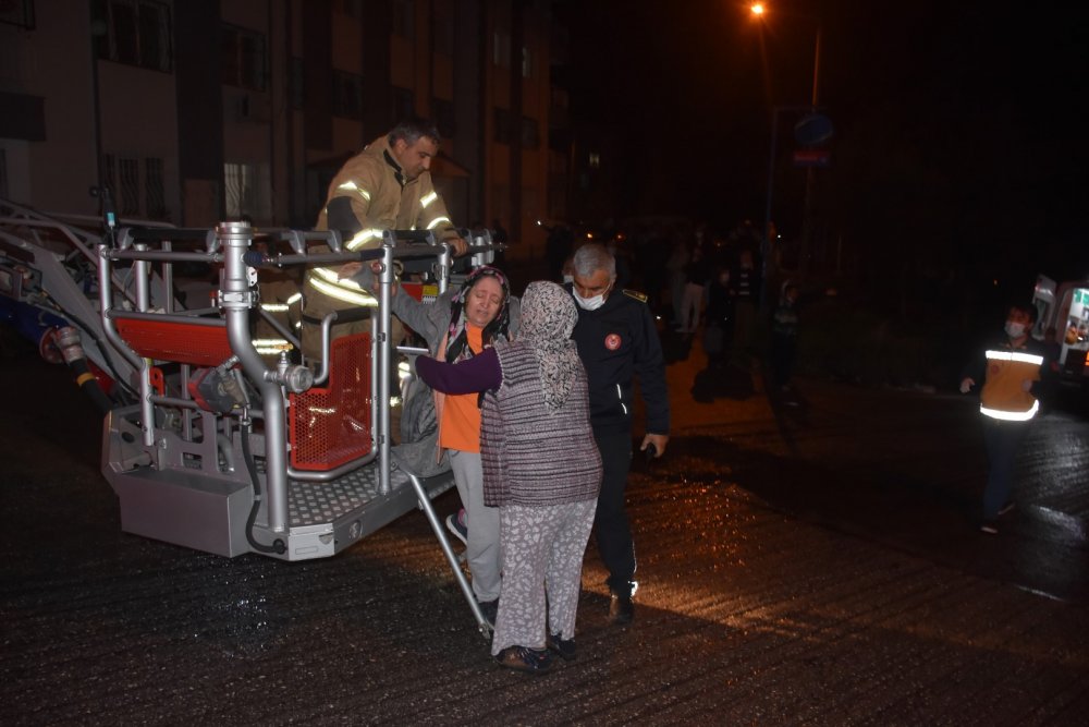 10 katlı apartmanın zemin katında çıkan yangında can pazarı yaşandı