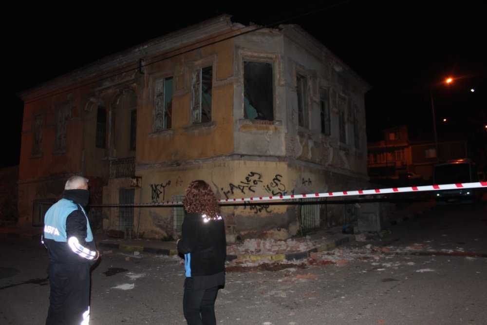 2 katlı tarihi binanın çatısı çöktü