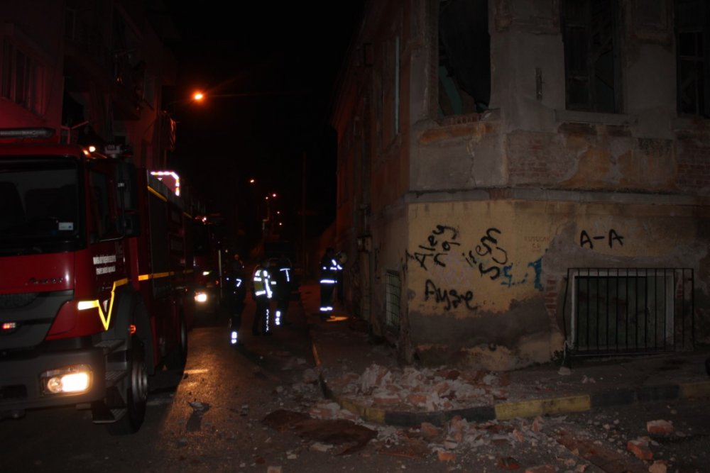 2 katlı tarihi binanın çatısı çöktü
