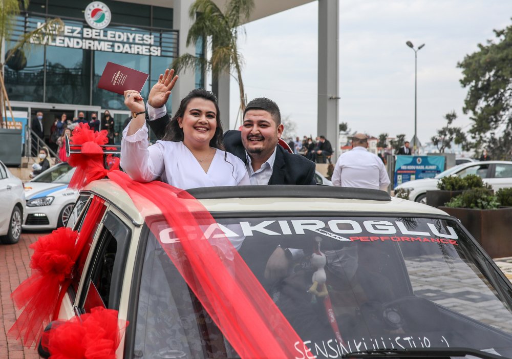 78 bin TL ceza yedi; gelin arabasına 'Türkiye'ye aşkımızı duyurduk' yazdı