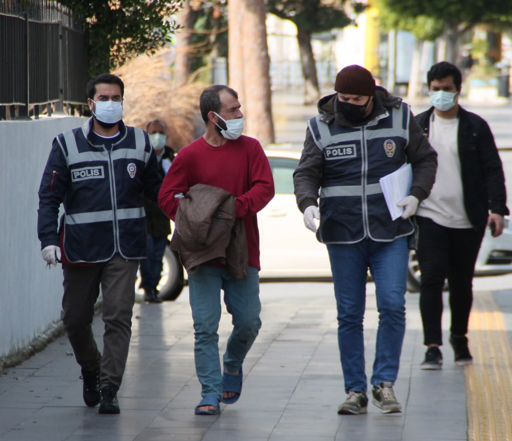 9 SUÇTAN SABIKA KAYDI BULUNUYOR: Kaçarken ayakkabılarını çıkaran hırsızlık şüphelisi, adliyeye polisin verdiği terlikle çıktı