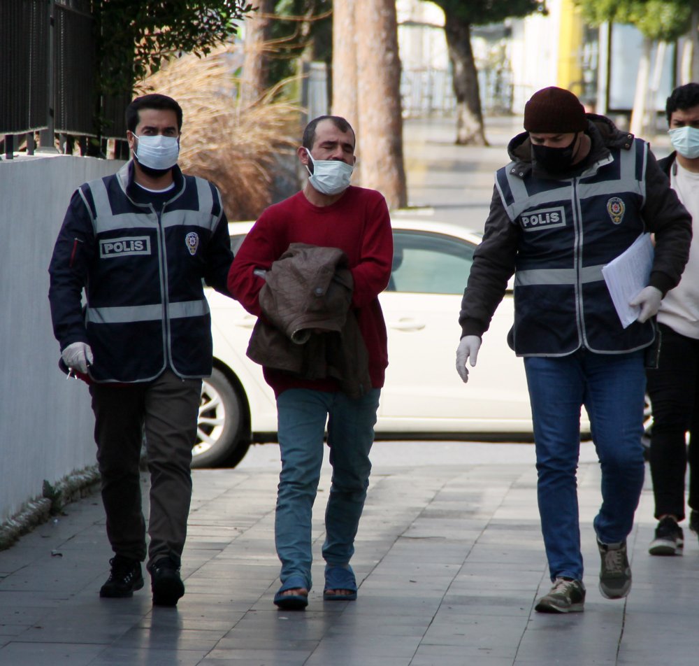 9 SUÇTAN SABIKA KAYDI BULUNUYOR: Kaçarken ayakkabılarını çıkaran hırsızlık şüphelisi, adliyeye polisin verdiği terlikle çıktı