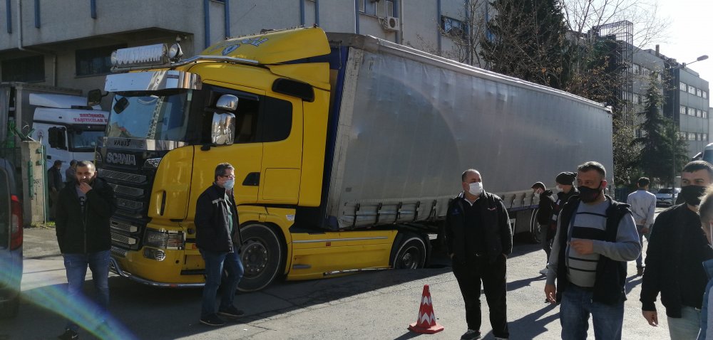 Bağcılar'da yol çöktü iplik yüklü TIR mahsur kaldı