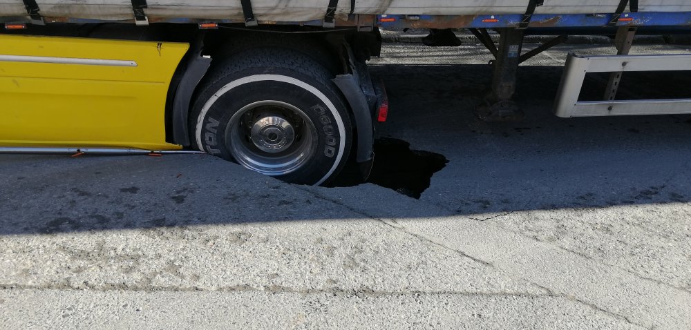 Bağcılar'da yol çöktü iplik yüklü TIR mahsur kaldı