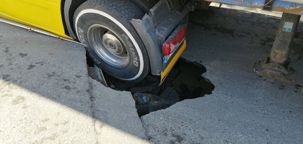 Bağcılar'da yol çöktü iplik yüklü TIR mahsur kaldı