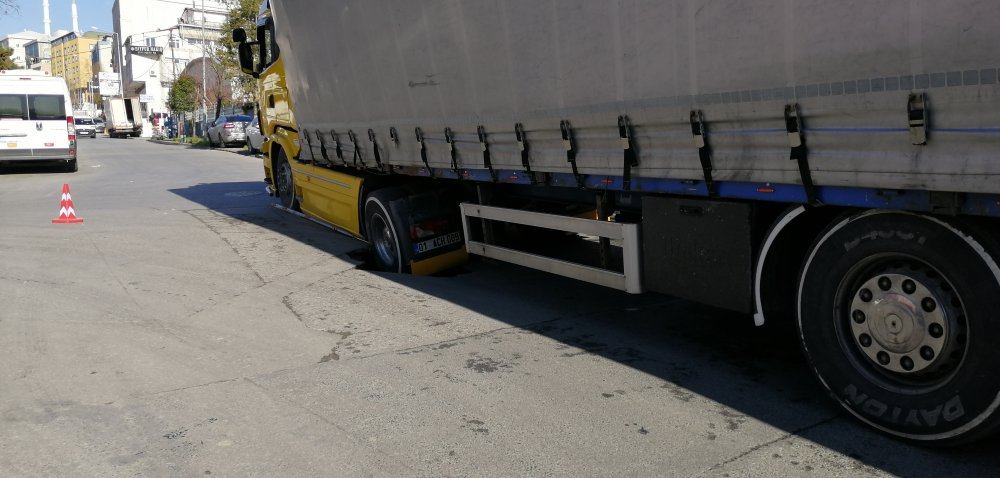 Bağcılar'da yol çöktü iplik yüklü TIR mahsur kaldı