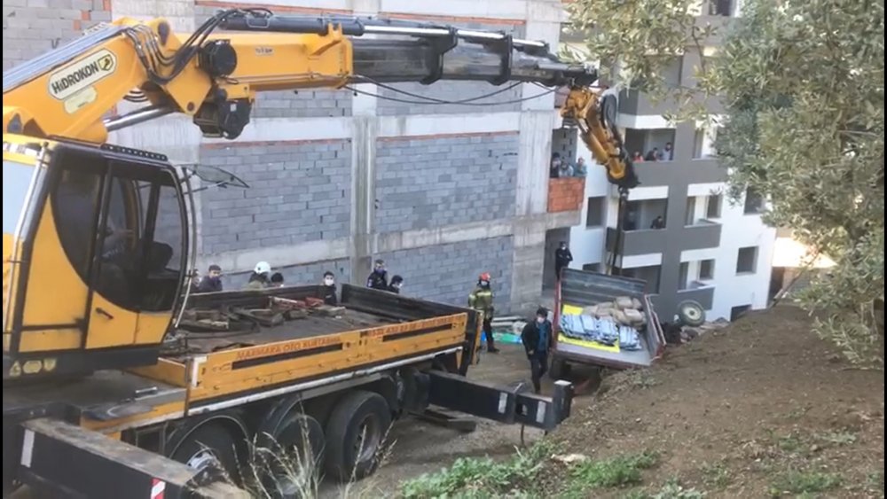 Devrilen traktörün altında kalan sürücü hayatını kaybetti