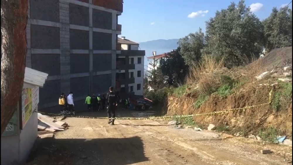 Devrilen traktörün altında kalan sürücü hayatını kaybetti